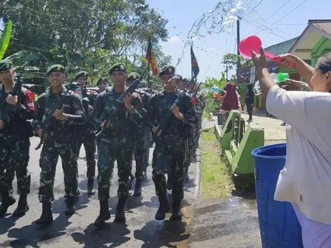 Anggota TNI Bersenjata Disiram Air saat Melintas, Ternyata Punya Makna Mendalam