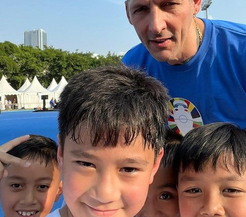 Momen Kocak Rafathar Ajak Dua Legend Sepak Bola Dunia Carles Puyol dan Marco Materazzi Selfie, Netizen Sampai Tertawa Gara-gara ini