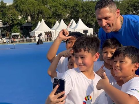 Momen Kocak Rafathar Ajak Dua Legend Sepak Bola Dunia Carles Puyol dan Marco Materazzi Selfie, Netizen Sampai Tertawa Gara-gara ini