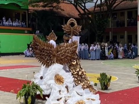 Siswa SMA Ini Bikin Busana Couple dari Bahan Plastik dan Koran, Hasilnya Menakjubkan