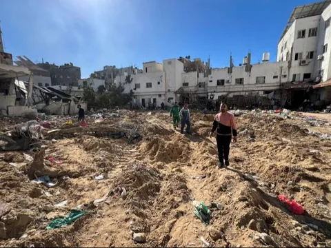 Israel Reportedly Bulldozes Refugee Tents Near Kamal Adwan Hospital in Gaza, Residents Buried Under Rubble