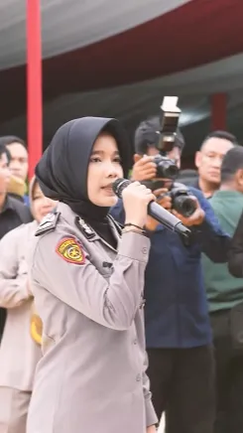 Seorang polisi wanita (Polwan) cantik terlihat menghadap ke Kapolri dan Panglima TNI. <br>