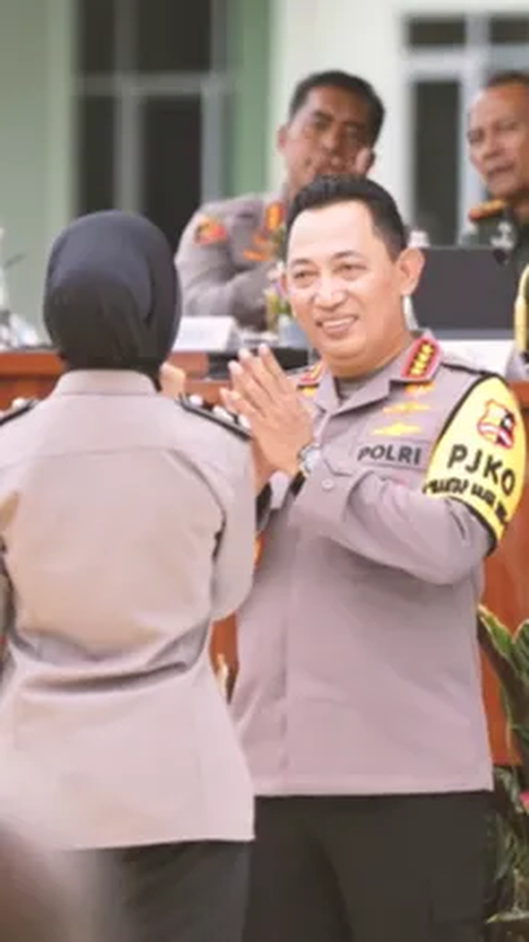 Mendengar hal itu, Kapolri Jenderal Listyo Sigit Prabowo dan Panglima TNI Agus Subiyanto yang berdiri di depan Chaterina bertepuk tangan karena bangga. <br>