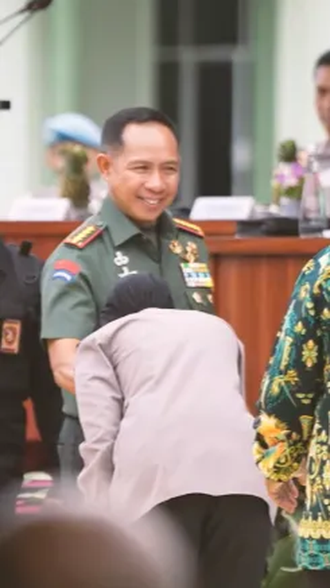 Tak hanya Kapolri saja, Bripda Chaterina juga tampak mencium tangan Panglima TNI Jenderal Agus Subiyanto.<br>