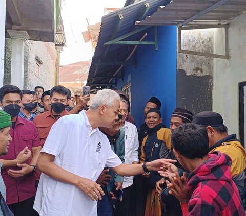 Momen Seru Ganjar Nginap di Rumah Warga, Diajak Curcol dan Nikmati Tempe Kemul Khas Wonosobo