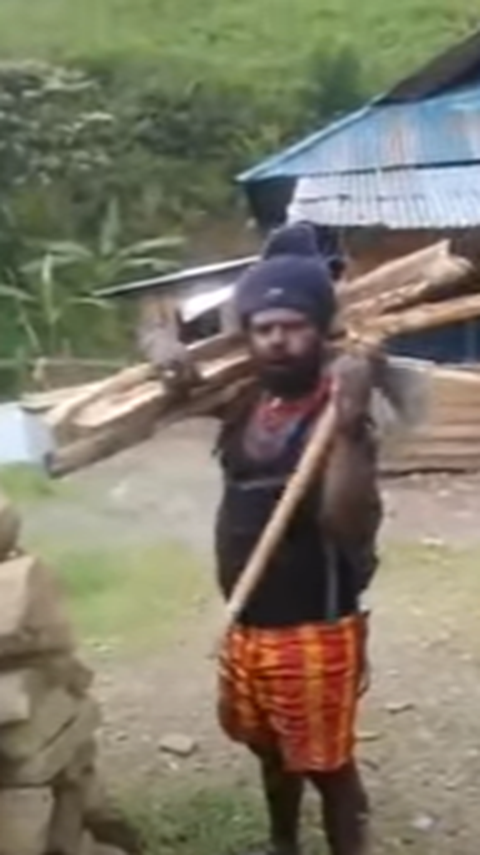 Panglima Perang Moro Kogoya dari Suku Dani Bentak Prajurit Kopassus Ini Untuk Angkat Kayu 'Laki-laki Harus Bisa Ngangkat'