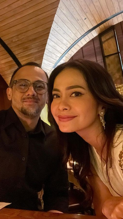 Momen Romantis Anniversary Pernikahan ke-20 Ersa Mayori dan Suami, Potret Cantik Anak Gadisnya Bikin Salfok