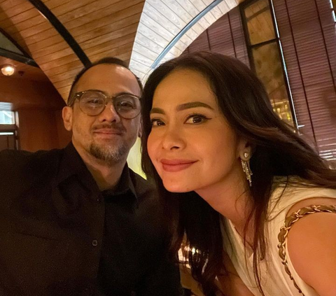 Momen Romantis Anniversary Pernikahan ke-20 Ersa Mayori dan Suami, Potret Cantik Anak Gadisnya Bikin Salfok