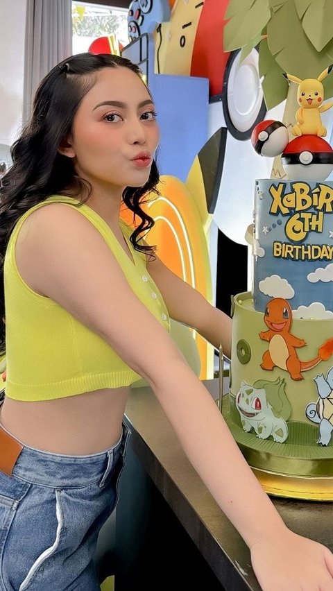 Themed with the character Pikachu, Rachel Vennya's appearance successfully steals attention.