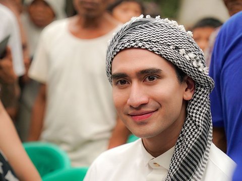 Wearing a Turban While Giving Out Money, Verrell Bramasta's Appearance Becomes the Talk