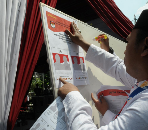 FOTO: Melihat Simulasi Pemungutan dan Penghitungan Suara di KPUD DKI Jakarta Timur: Khusus Disabilitas Akan Didampingi saat Mencoblos