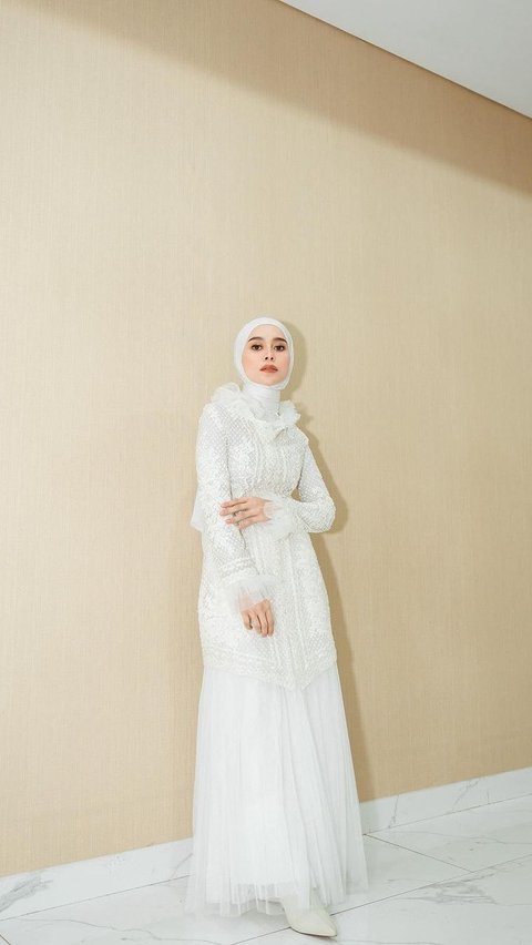 6 Potret Style Menawan Lesti Kejora dalam Balutan Dress Lace All White