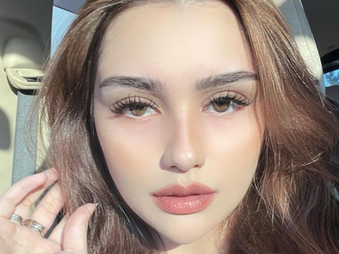 Penampilannya Disebut Bak Barbie, ini Deretan Potret Cantik Nurah Syahfirah Ibu Sambung Teuku Rassya Selfie di Mobil