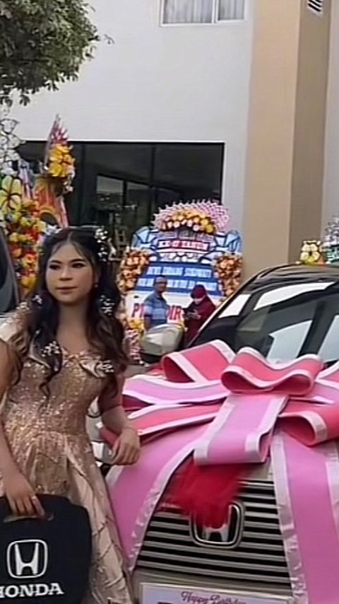 Viral Momen Ulang Tahun Sweet Seventeen di Rembang, Gelar Pesta Mewah hingga Kado Mobil