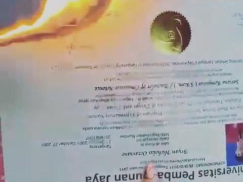 Viral Action of Woman Burning Her Boyfriend's Original Diploma, Making Netizens Furious!