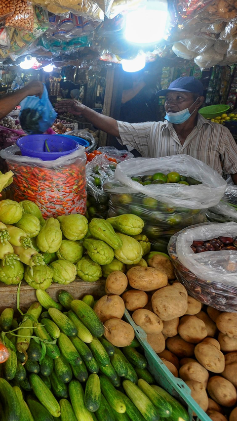 Di antara komoditas yang naik adalah bawang merah, gula, telur, beras dan sayur-sayuran.