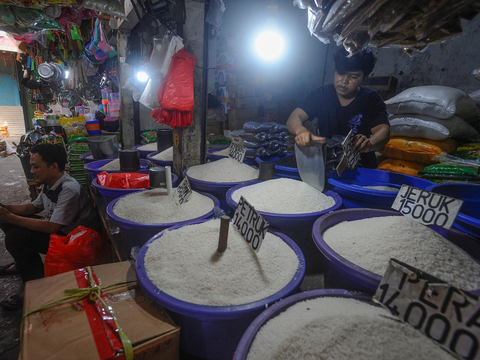 FOTO: Jelang Natal dan Tahun Baru 2024, Harga Bahan Kebutuhan Pokok di Pasar Tradisional Jakarta Melonjak