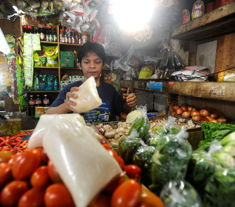 FOTO: Jelang Natal dan Tahun Baru 2024, Harga Bahan Kebutuhan Pokok di Pasar Tradisional Jakarta Melonjak