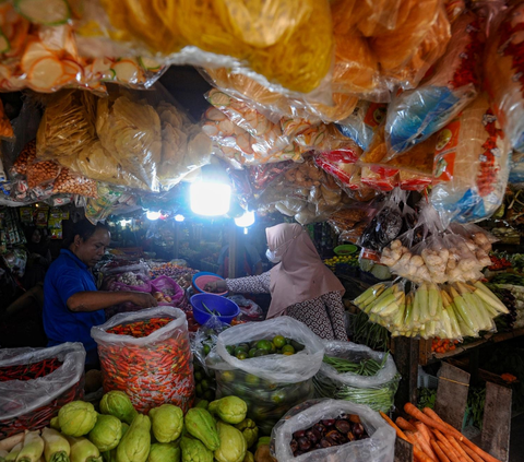 FOTO: Jelang Natal dan Tahun Baru 2024, Harga Bahan Kebutuhan Pokok di Pasar Tradisional Jakarta Melonjak