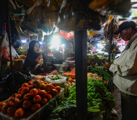 FOTO: Jelang Natal dan Tahun Baru 2024, Harga Bahan Kebutuhan Pokok di Pasar Tradisional Jakarta Melonjak