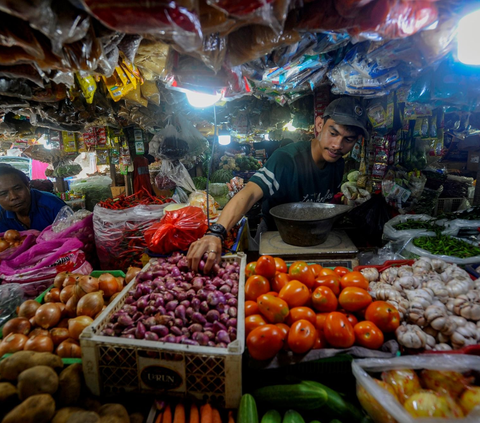 FOTO: Jelang Natal dan Tahun Baru 2024, Harga Bahan Kebutuhan Pokok di Pasar Tradisional Jakarta Melonjak