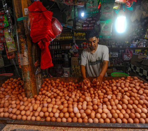 Pedagang menyusun telur di tengah kenaikan harga bahan pokok menjelang Natal dan Tahun Baru 2024 di Pasar Pondok Labu Jakarta, Senin (18/12/2023).