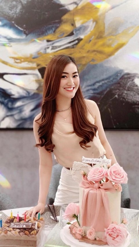 Sheila kini berusia 27 tahun. Ia mengawali karier di dunia model di tahun 2013. Sheila menjadi <i>runner up</i> ajang Miss Celebrity Indonesia.