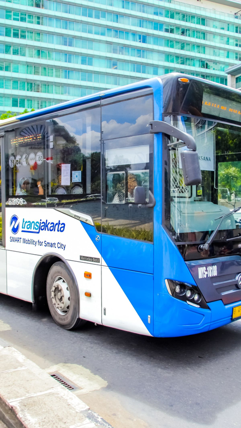 <br><br>Transjakarta Minta Warga Lapor Jika Temukan Alat Peraga Kampanye di Bus dan Halte