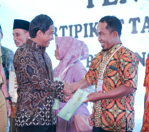 Serahkan 500 Sertifikat Tanah di Kendal, Wamen Raja Juli Antoni: Sertifikasi Era Jokowi Naik Dua Kali Lipat