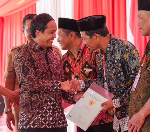 Serahkan 500 Sertifikat Tanah di Kendal, Wamen Raja Juli Antoni: Sertifikasi Era Jokowi Naik Dua Kali Lipat