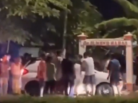 Allegedly Drunk, Woman Driver in Pekalongan Recklessly Drives Near Residents While Tahlilan Ceremony is Taking Place