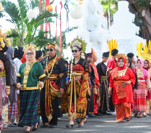 Teguhkan Keragaman, Upacara HUT Banyuwangi Diwarnai Busana Khas Suku Nusantara