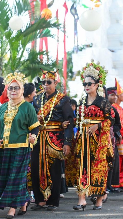 Teguhkan Keragaman, Upacara HUT Banyuwangi Diwarnai Busana Khas Suku Nusantara