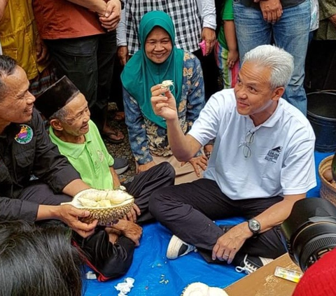 Momen Ganjar Gombalin Ibu-Ibu Saat Makan Durian