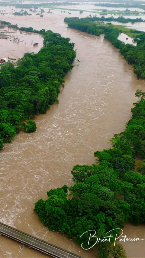 Kondisi Sungai Barron, di Cairns yang terlihat meluap hebat dengan arus yang kuat.