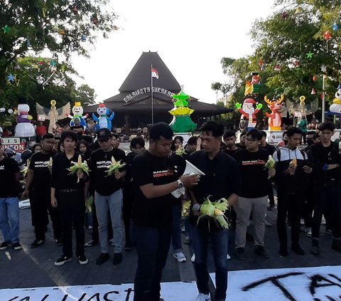 Massa BEM Geruduk Kantor Gibran, Ini Tuntutannya