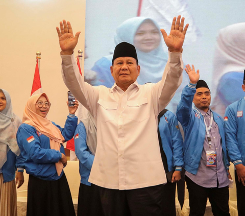 Calon Presiden nomor urut 2, Prabowo Subianto menyapa para relawan dalam Deklarasi Kaukus Generasi Muda Islam di Jakarta pada Senin (18/12/2023).<br>