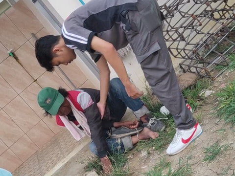 Heartbreaking Moment of the Milk Seller Who Suddenly Had a Stroke, Children Search for Him but He Doesn't Appear