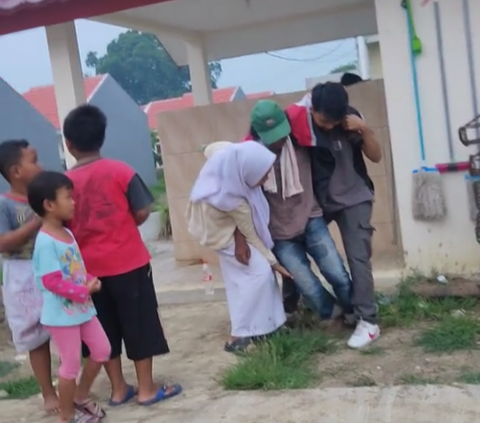 Heartbreaking Moment of the Milk Seller Who Suddenly Had a Stroke, Children Search for Him but He Doesn't Appear