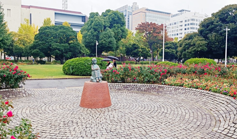 6. Patung Gadis dengan Sepatu Merah berada di tengah-tengah taman mawar Yamashita Park.