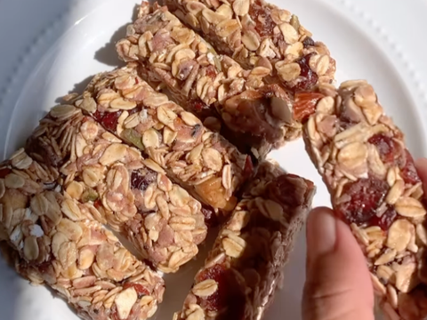 Practical Steps to Make Your Own Oat Bar, a Slimming 'Weapon' Rich in Nutrients