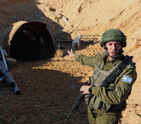 Juru bicara militer Israel, Daniel Hagari menunjukkan pintu masuk terowongan yang dilaporkan digunakan Hamas untuk menyerang Israel melalui penyeberangan perbatasan Erez.