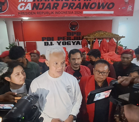 Malam-Malam Sambangi DPD PDIP Yogya, Ganjar Temui Caleg dan Relawan