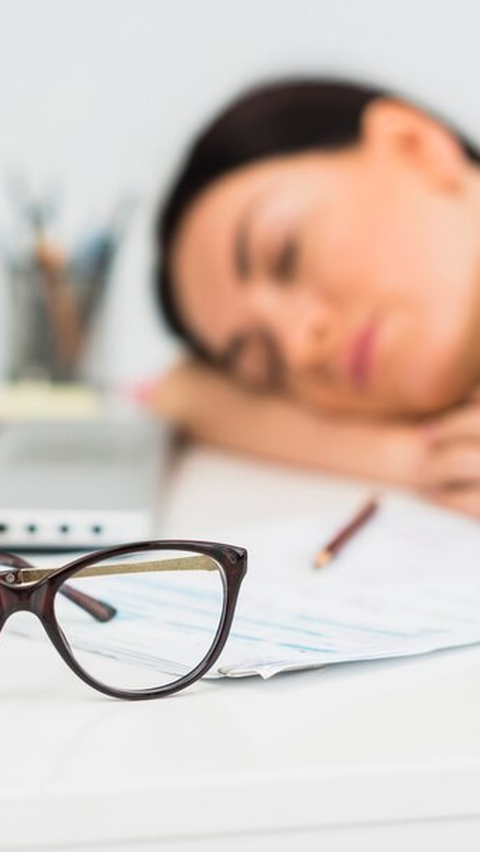 Semoga dengan tips di atas, tidur siang singkat Anda di kantor dapat lebih efektif, membuat Anda lebih berenergi dan produktif hingga akhir waktu kerja.