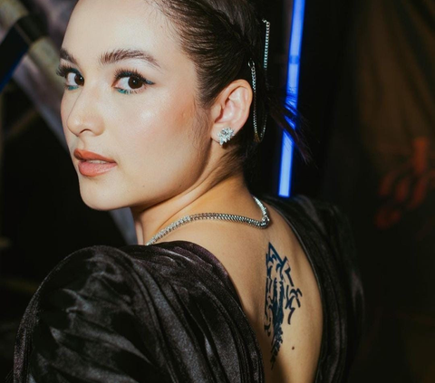 10 Potret Chelsea Islan Dipuji Gorgeous & Berdemage Tampil Pakai Dress Backless Hitam, Tato di Punggung Ramai Disorot