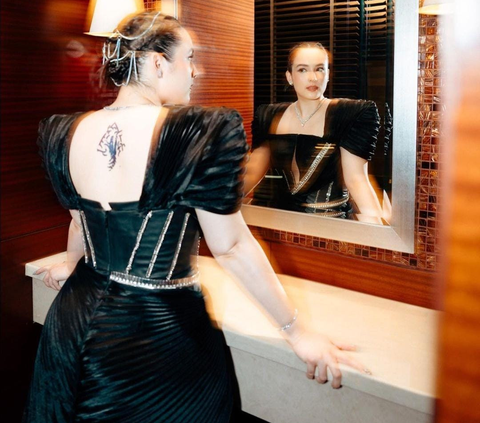 10 Potret Chelsea Islan Dipuji Gorgeous & Berdemage Tampil Pakai Dress Backless Hitam, Tato di Punggung Ramai Disorot