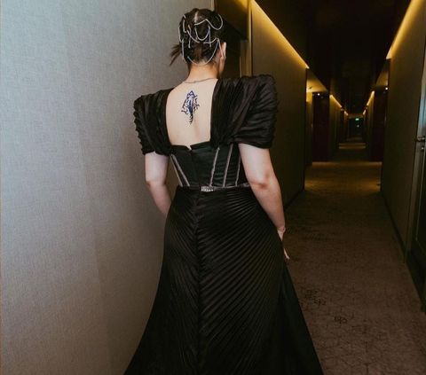 10 Potret Chelsea Islan Dipuji Gorgeous & Berdemage Tampil Pakai Dress Backless Hitam, Tato di Punggung Ramai Disorot