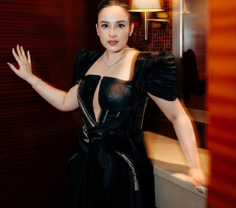 10 Potret Chelsea Islan Dipuji Gorgeous & Berdemage Tampil Pakai Dress Backless Hitam, Tato di Punggung Ramai Disorot