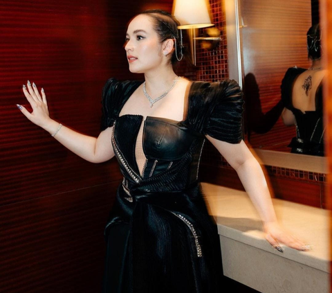 10 Potret Chelsea Islan Dipuji Gorgeous & Berdemage Tampil Pakai Dress Backless Hitam, Tato di Punggung Ramai Disorot