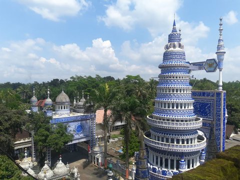 Masjid 10 Lantai di Malang Berdiri Megah tanpa Arsitek, Dibangun Malam Hari Didesain Seorang Kiai